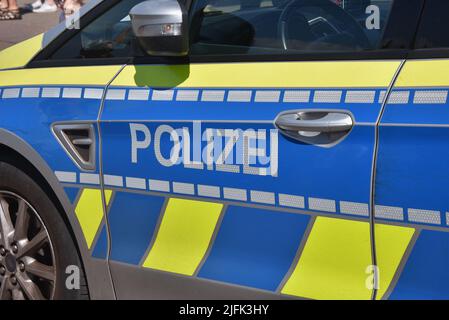 Cologne, Allemagne. 03rd juillet 2022. Écrire la police sur une voiture de police, véhicule d'urgence crédit: Horst Galuschka/dpa/Alay Live News Banque D'Images