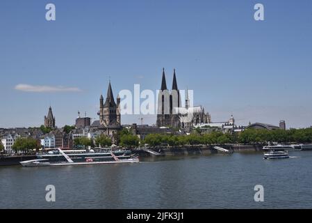 Cologne, Allemagne. 03rd juillet 2022. Jetée, promenade au bord de la rivière, vieille ville, Gross Sankt Martin, Cathédrale de Cologne, Rhin crédit: Horst Galuschka/dpa/Alamy Live News Banque D'Images