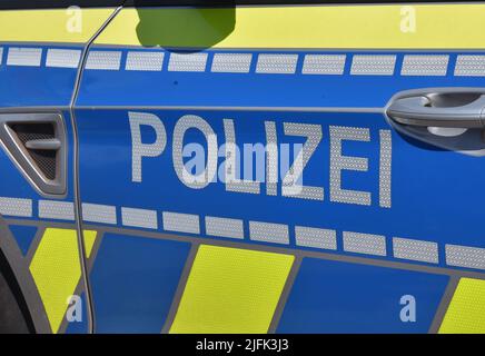 Cologne, Allemagne. 03rd juillet 2022. Écrire la police sur une voiture de police, véhicule d'urgence crédit: Horst Galuschka/dpa/Alay Live News Banque D'Images