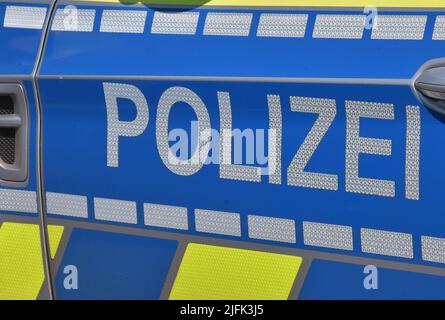 Cologne, Allemagne. 03rd juillet 2022. Écrire la police sur une voiture de police, véhicule d'urgence crédit: Horst Galuschka/dpa/Alay Live News Banque D'Images