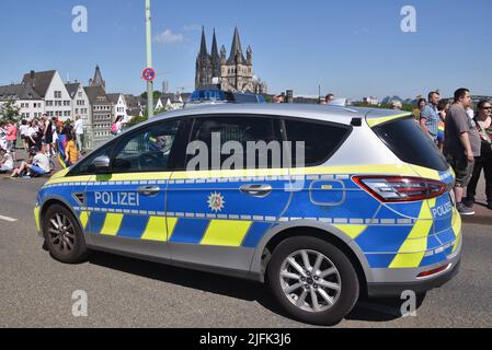 Cologne, Allemagne. 03rd juillet 2022. Écrire la police sur une voiture de police, véhicule d'urgence en arrière-plan la vieille ville de Cologne, Gross St. Martin et la cathédrale de Cologne crédit: Horst Galuschka/dpa/Alay Live News Banque D'Images