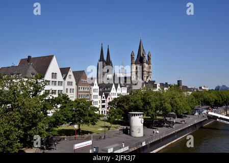 Cologne, Allemagne. 03rd juillet 2022. Jetée, promenade au bord de la rivière, vieille ville, Gross Sankt Martin, Cathédrale de Cologne, Rhin crédit: Horst Galuschka/dpa/Alamy Live News Banque D'Images