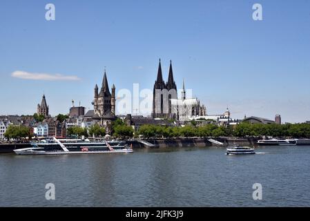 Cologne, Allemagne. 03rd juillet 2022. Jetée, promenade au bord de la rivière, vieille ville, Gross Sankt Martin, Cathédrale de Cologne, Rhin crédit: Horst Galuschka/dpa/Alamy Live News Banque D'Images