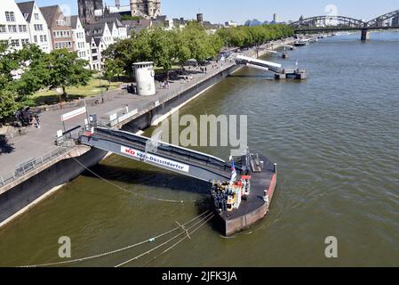 Cologne, Allemagne. 03rd juillet 2022. Jetée de navire, jetée flottante, jetée pour les bateaux de croisière avec des caisses à boissons devant la vieille ville de Cologne crédit: Horst Galuschka/dpa/Alay Live News Banque D'Images