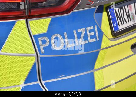 Cologne, Allemagne. 03rd juillet 2022. Écrire la police sur une voiture de police, véhicule d'urgence crédit: Horst Galuschka/dpa/Alay Live News Banque D'Images