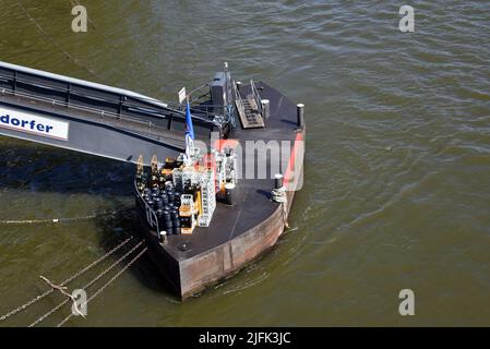 Cologne, Allemagne. 03rd juillet 2022. Jetée de navire, jetée flottante, jetée pour les bateaux de croisière avec des caisses à boissons devant la vieille ville de Cologne crédit: Horst Galuschka/dpa/Alay Live News Banque D'Images
