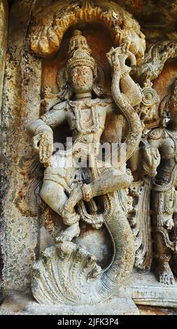 Sculpture du Seigneur Krishna dansant sur Kaliya Snake, Temple Mallikarjuna, Basaralu, Mandya, Karnataka, Inde. Banque D'Images