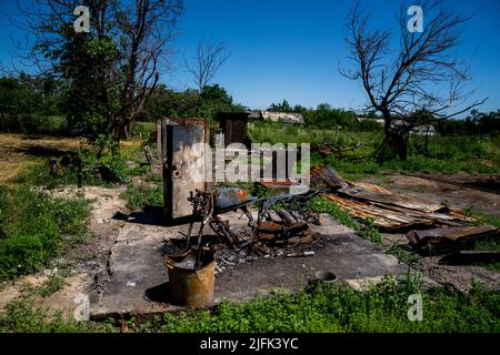 Yahidne, Ukraine 20220701.le Premier ministre Jonas Gahr Stoere a visité le sous-sol où 300 des résidents de Yahidne ont été détenus pendant 28 jours en mars. Il s'est rendu en Ukraine vendredi et a vu les conséquences de l'invasion russe. Photo: Javad Parsa / NTB Banque D'Images