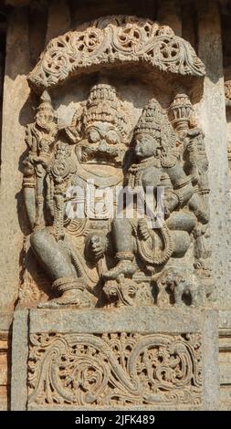 Seigneur Vishnu dans son avatar de Narasimha avec son consort Lakshmi assis sur ses genoux, Temple Lakshminarasimha, Haranhalli, Hassan Karnataka, Inde Banque D'Images