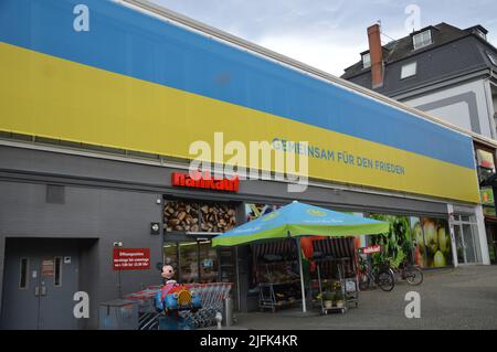 Berlin, Allemagne - 24 juin 2022 - "ensemble pour la paix" - immense drapeau ukrainien à Drakestrasse dans l'ouest de Lichterfelde. (Photo de Markku Rainer Peltonen) Banque D'Images