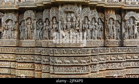 Vue arrière avec des sculptures de Dieu hindou et de Déesse sur le temple Shree Lakshminarayana, Hoshaholalu, Mandya, Karnataka, Inde. Banque D'Images