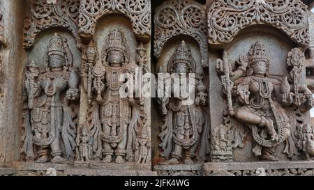 Sculpture de Lord Vishnu et Lakshmi dans une pose dansante au temple de Sri Lakshminarayana, Hosaholalu, Mandya, Karnataka, Inde. Banque D'Images