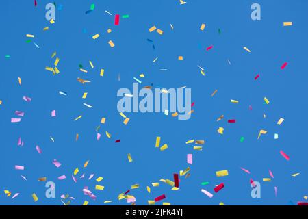 confetti tombant du ciel bleu clair Banque D'Images