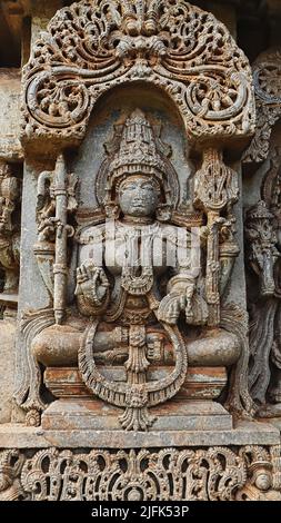 Sculpture de la déesse Lakshmi en position assise Temple Sri Lakshminarayana, Hosaholalu, Mandya, Karnataka, Inde. Banque D'Images