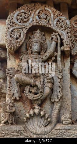 Sculpture du Seigneur Krishna dansant sur Kaliya Snake, Temple Sri Lakshminarayana, Hosaholalu, Mandya, Karnataka, Inde. Banque D'Images