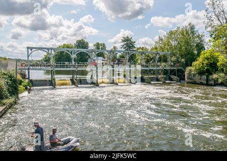 Pêcheurs dans un canot, en aval de Marsh Weir, Henley-on-Thames, Berkshire. Banque D'Images