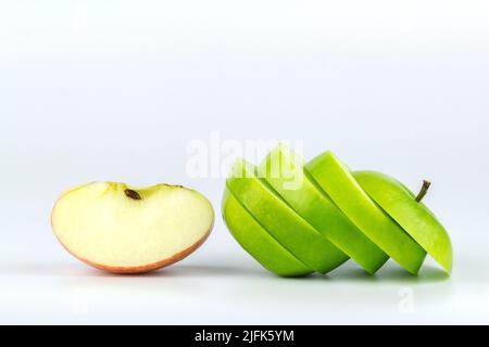 Fruits entiers de pommes vertes et rouges avec tranche (coupée) isolée sur fond blanc. Pommes isolées Banque D'Images