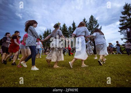 2022-06-18 Dudutki, Minsk, Bélarus : célébration des vacances traditionnelles du milieu de l'été - 'Kucalle'. Les gens dansent ensemble dans une danse ronde. Banque D'Images
