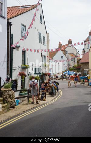 La rue principale jusqu'à la plage à Robin Hood's Bay, North Yorkshire Banque D'Images