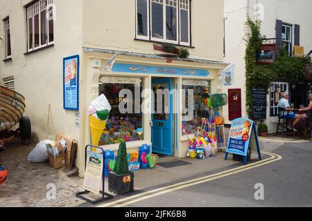 Magasin de crème glacée et de produits de bord de mer à Robin Hood Bay, dans le North Yorkshire Banque D'Images