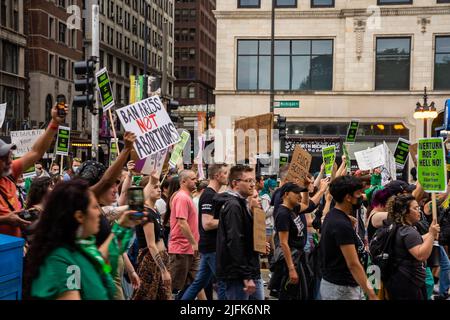 Les manifestants tiennent des signes mon corps mon choix, les bombes d'interdiction pas les corps, les droits à l'avortement, les gens avec des pancartes soutenant les droits à l'avortement lors de la manifestation aux États-Unis Banque D'Images