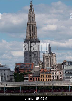 Anvers, Belgique, 01-07-2022, rive droite de l'Escaut à Anvers avec vue sur la cathédrale notre-Dame dans l'échafaudage Banque D'Images