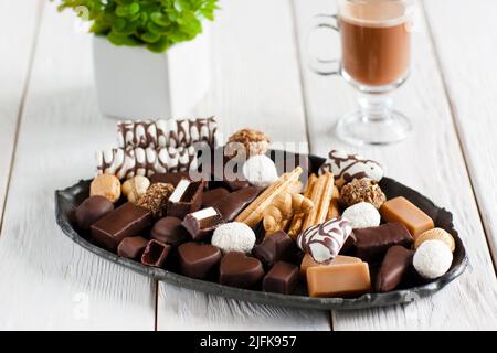 Assiette délicieuse avec bonbons sur la table Banque D'Images