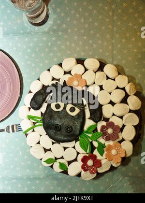 Gâteau d'anniversaire pour l'anniversaire. Guimauve sur le gâteau qui ressemble à un tranchant. Anniversaire des enfants, fête et gâteau pour elle. Banque D'Images