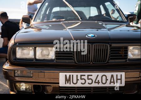 Magnifique BMW marron E30 avec phares carrés et capot ouvert Banque D'Images