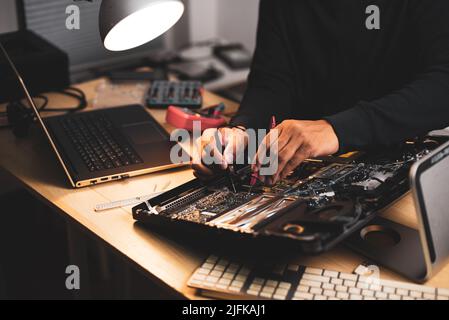 Réparation par un technicien d'un ordinateur cassé. Concept de réparation et de service informatique. Banque D'Images