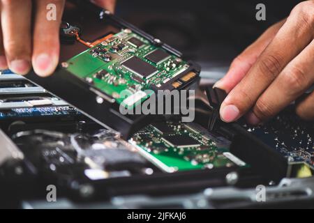 Réparation par un technicien d'un ordinateur cassé. Concept de réparation et de service informatique. Banque D'Images