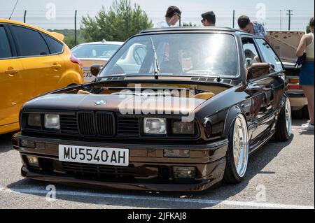Magnifique BMW marron E30 avec phares carrés et capot ouvert Banque D'Images