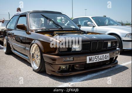 Magnifique BMW marron E30 avec phares carrés et capot ouvert Banque D'Images