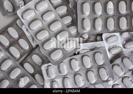 Médicaments pharmaceutiques et pilules pharmaceutiques en paquets. Comprimés blancs en plaquettes thermoformées. Concept de santé et de médecine Banque D'Images