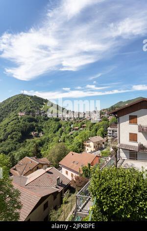 Magnifique paysage de la ville de Selvino Orobie Val Seriana. Selvino (BG), ITALIE - 17 mai 2022 Banque D'Images