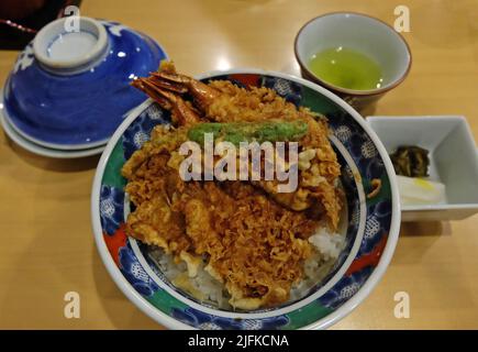 Plat de crevettes et de tempura aux légumes, fruits de mer cuits et frits servis avec une sauce soja trempée Banque D'Images