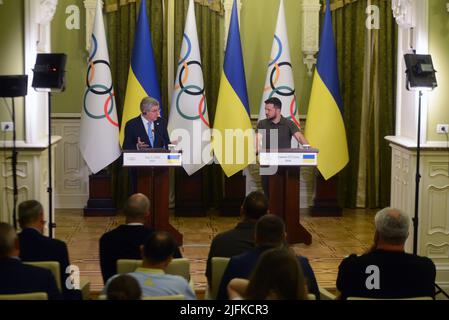 Non exclusif : KIEV, UKRAINE - 03 JUILLET 2022 - Président du Comité International Olympique Thomas Bach (L) et Président de l'Ukraine Volodymyr Zel Banque D'Images