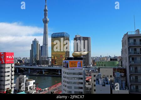 Architecture et décoration extérieures à la brasserie Asahi (siège des brasseries) et au pont Azumabashi de l'autre côté de la rivière Sumida - Tokyo, Japon Banque D'Images