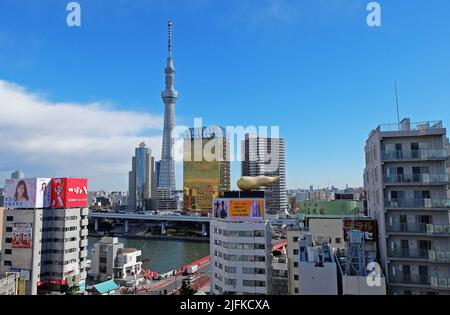 Architecture et décoration extérieures à la brasserie Asahi (siège des brasseries) et au pont Azumabashi de l'autre côté de la rivière Sumida - Tokyo, Japon Banque D'Images