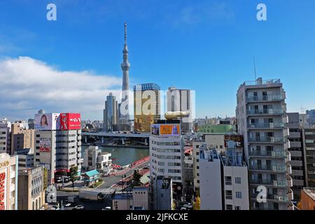 Architecture et décoration extérieures à la brasserie Asahi (siège des brasseries) et au pont Azumabashi de l'autre côté de la rivière Sumida - Tokyo, Japon Banque D'Images