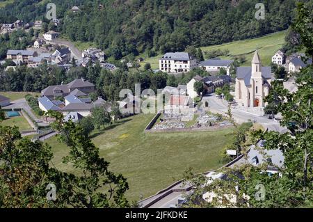 La petite ville de Gedre dans les Pyrénées françaises Banque D'Images