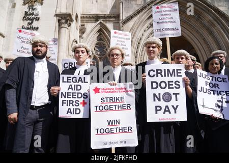 Les avocats de la défense criminelle se réunissent à l'extérieur des cours royales de justice à Londres pour appuyer l'action en cours de l'Association du Barreau criminel (ABC) sur le gouvernement, qui fixe des honoraires pour le travail de plaidoyer en matière d'aide juridique. Date de la photo: Lundi 4 juillet 2022. Banque D'Images