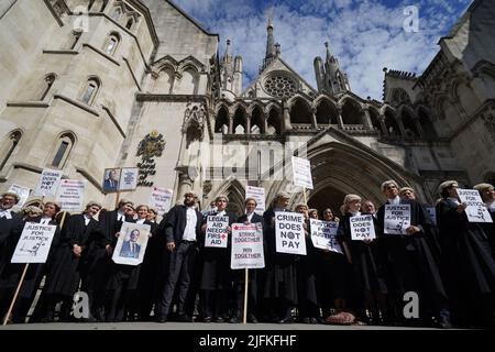 Les avocats de la défense criminelle se réunissent à l'extérieur des cours royales de justice à Londres pour appuyer l'action en cours de l'Association du Barreau criminel (ABC) sur le gouvernement, qui fixe des honoraires pour le travail de plaidoyer en matière d'aide juridique. Date de la photo: Lundi 4 juillet 2022. Banque D'Images