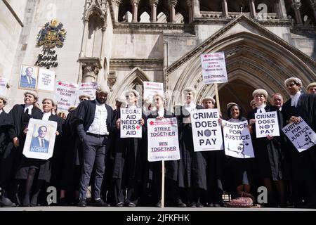 Les avocats de la défense criminelle se réunissent à l'extérieur des cours royales de justice à Londres pour appuyer l'action en cours de l'Association du Barreau criminel (ABC) sur le gouvernement, qui fixe des honoraires pour le travail de plaidoyer en matière d'aide juridique. Date de la photo: Lundi 4 juillet 2022. Banque D'Images