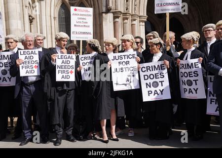 Les avocats de la défense criminelle se réunissent à l'extérieur des cours royales de justice à Londres pour appuyer l'action en cours de l'Association du Barreau criminel (ABC) sur le gouvernement, qui fixe des honoraires pour le travail de plaidoyer en matière d'aide juridique. Date de la photo: Lundi 4 juillet 2022. Banque D'Images