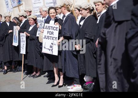 Les avocats de la défense criminelle se réunissent à l'extérieur des cours royales de justice à Londres pour appuyer l'action en cours de l'Association du Barreau criminel (ABC) sur le gouvernement, qui fixe des honoraires pour le travail de plaidoyer en matière d'aide juridique. Date de la photo: Lundi 4 juillet 2022. Banque D'Images