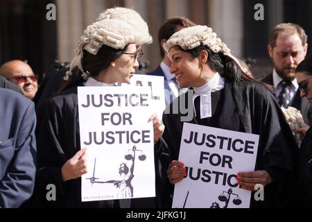 Les avocats de la défense criminelle se réunissent à l'extérieur des cours royales de justice à Londres pour appuyer l'action en cours de l'Association du Barreau criminel (ABC) sur le gouvernement, qui fixe des honoraires pour le travail de plaidoyer en matière d'aide juridique. Date de la photo: Lundi 4 juillet 2022. Banque D'Images