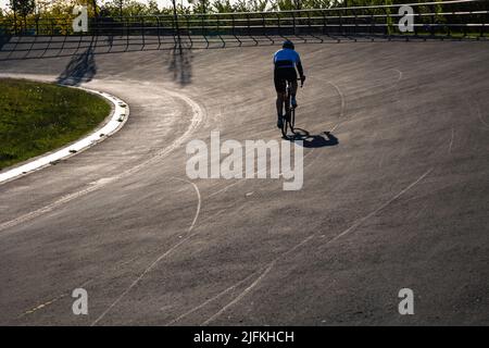 Entraînement de motard ou exercice sur la piste de course de vélo dans le parc. Style de vie sain, vélo ou passe-temps photo concept. Banque D'Images