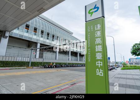 Taichung ville, Taïwan - 3 juillet 2022 : métro Taichung MRT ligne verte station HSR Taichung. Banque D'Images