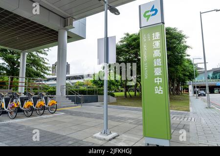 Taichung ville, Taïwan - 3 juillet 2022 : métro Taichung MRT ligne verte station HSR Taichung. Banque D'Images